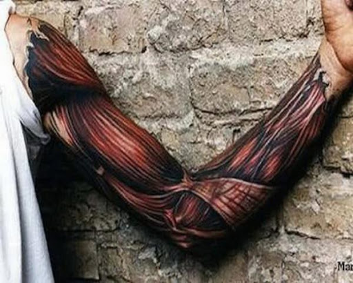 Fibra muscular luva cheia de tatuagem