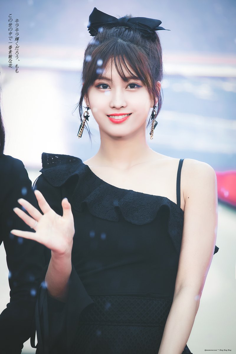 TWICE Momo Shows Off Her Beautiful Shoulder! | Daily K Pop News