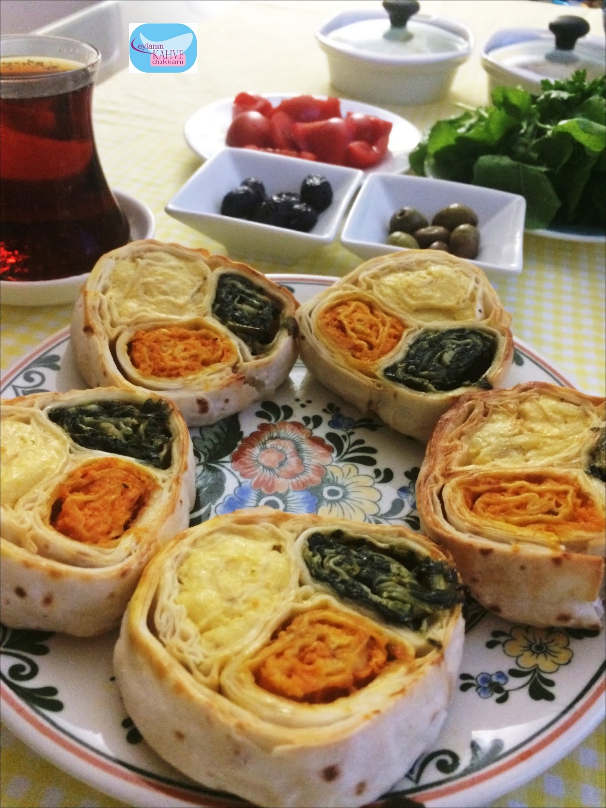 Gösterişli Üç Renk Börek Leyla�nın Kahve Dükkanı