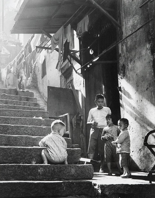 Foto: Yau Leung - "Boy Climbing Steps", 1960-70s. Foto: Yau Leung - "Boy Climbing Steps", 1960-70s. // imagenes chidas, historicas, bellas, hong kong antiguo, blanco y negro, cool pictures, vintage photos.