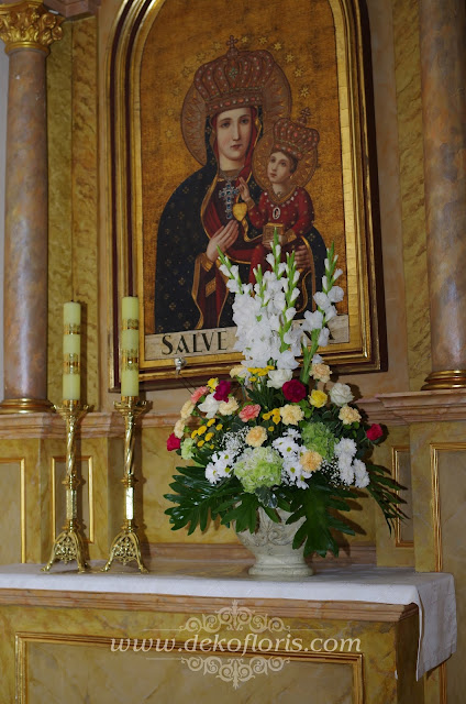 Pomarańczowa i kolorowa dekoracja ślubna kościoła Dobrzeń