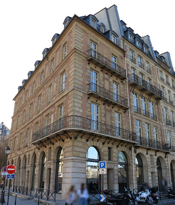 Façade avec balcon de l'Hotel de Harlay, situé 19 quai de l'Horloge et 2 rue de Harlay à Paris