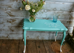 Queen Anne table in turquoise met tekst