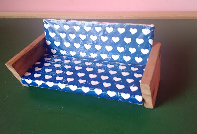 Brinquedo de madeira sofa estilo antigo, forrado de azul com detalhes brancos   cm  R$ 10,00