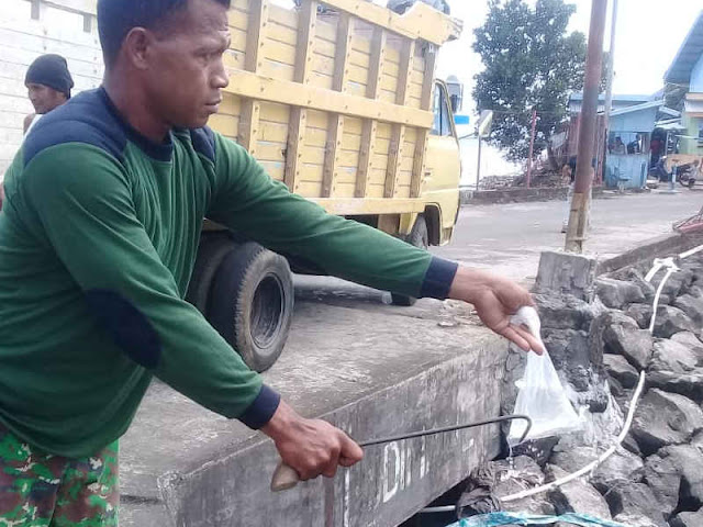 Babinsa Koramil Jailolo Gagalkan Penyeludupan 33 Kantong Cap Tikus di KM Halbar Pratama Babinsa Koramil Jailolo Gagalkan Penyeludupan 33 Kantong Cap Tikus di KM Halbar Pratama