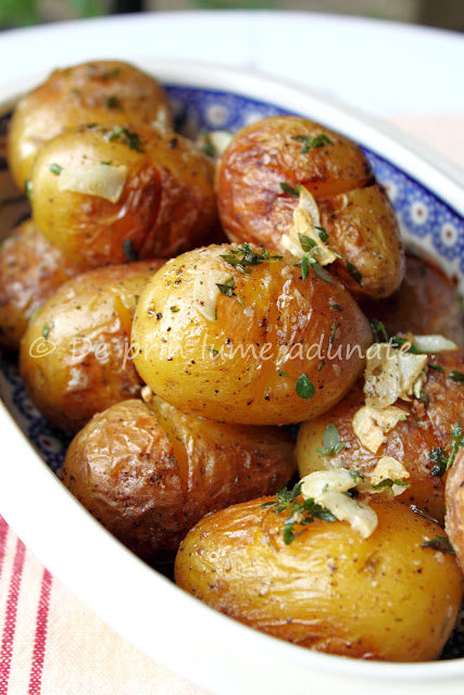 Cartofi noi "pocniti" cu usturoi si cimbrisor/ Garlic and thyme "smacked" potatoes