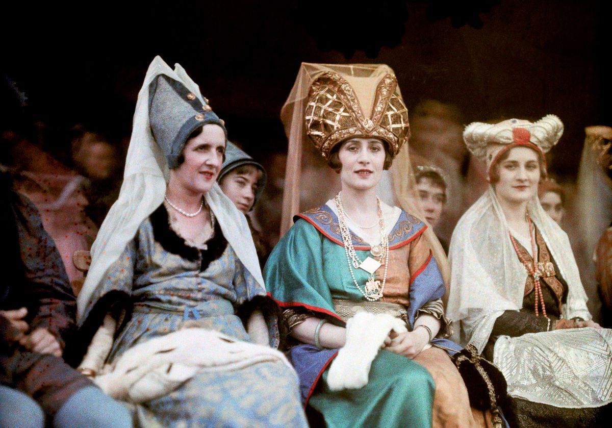 14 Wonderful Photos of French People Don Colorful Costumes at the Joan