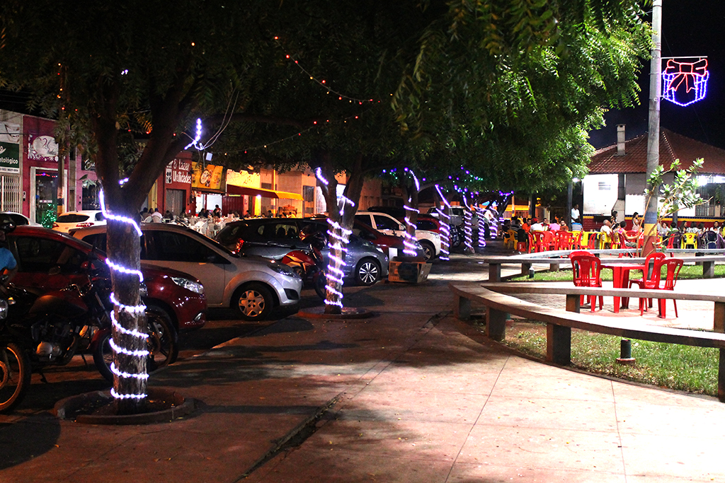 São Raimundo das Mangabeiras recebe Decoração Natalina da Prefeitura