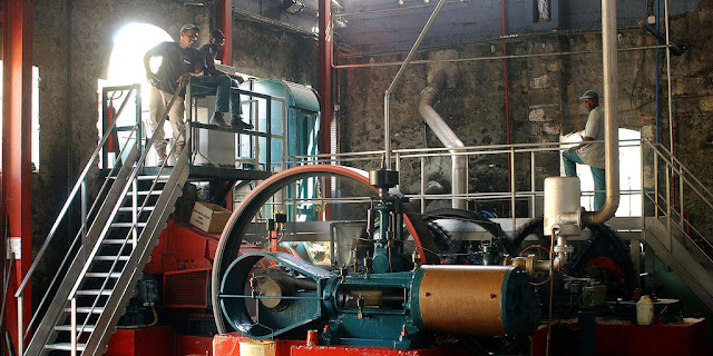 Interieur de la salle des machines de la distillerie Montebello à Petit Bourg en Guadeloupe.