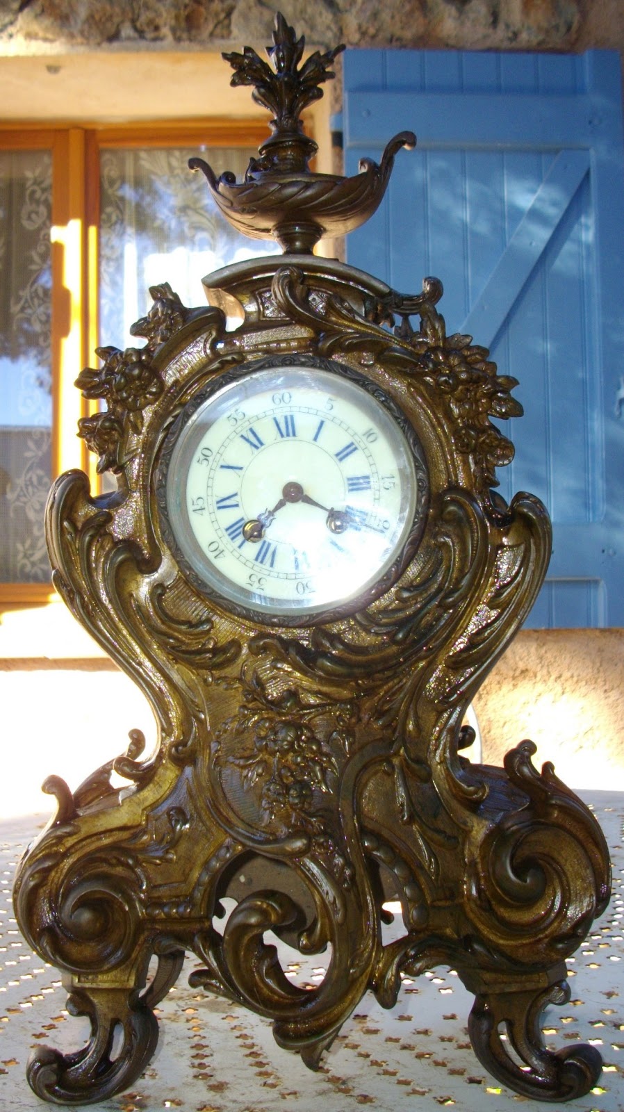 Pendule en bronze style Rocaille Doré
