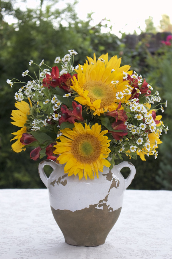 Farmhouse Floral with Sunflowers - www.gildedbloom.com Farmhouse Floral with Sunflowers - www.gildedbloom.com