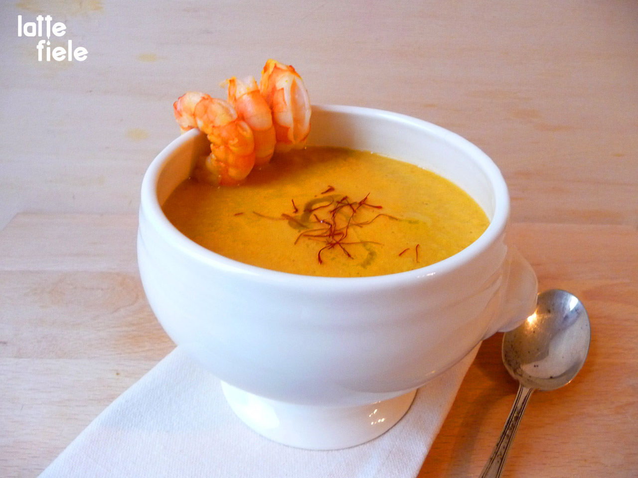 Latte e fiele Pranzo a Beverly INPS. Bisque di gamberi e orata con