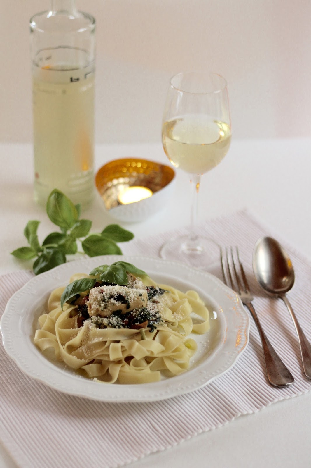 Tagliatelle mit Hähnchen in Weißwein-Sahne-Sauce Tagliatelle mit Hähnchen in Weißwein-Sahne-Sauce
