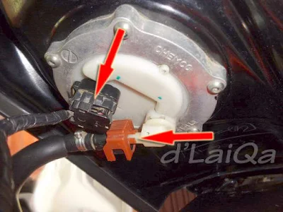 lepaskan kabel fuel pump dan selang bahan bakar