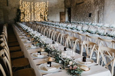 Decoración de mesas en una recepción de boda