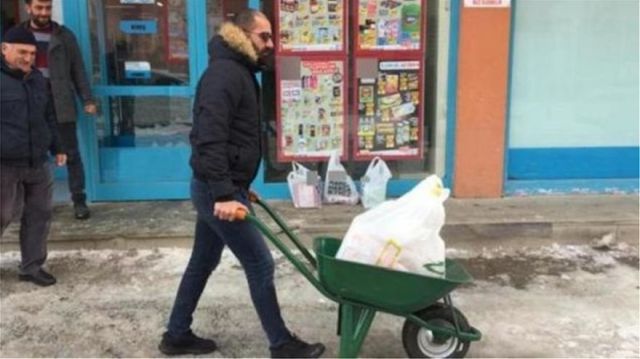 Δείτε πώς διαμαρτύρονται οι Τούρκοι για το «χαράτσι» στις πλαστικές σακούλες (βίντεο) Δείτε πώς διαμαρτύρονται οι Τούρκοι για το «χαράτσι» στις πλαστικές σακούλες (βίντεο)