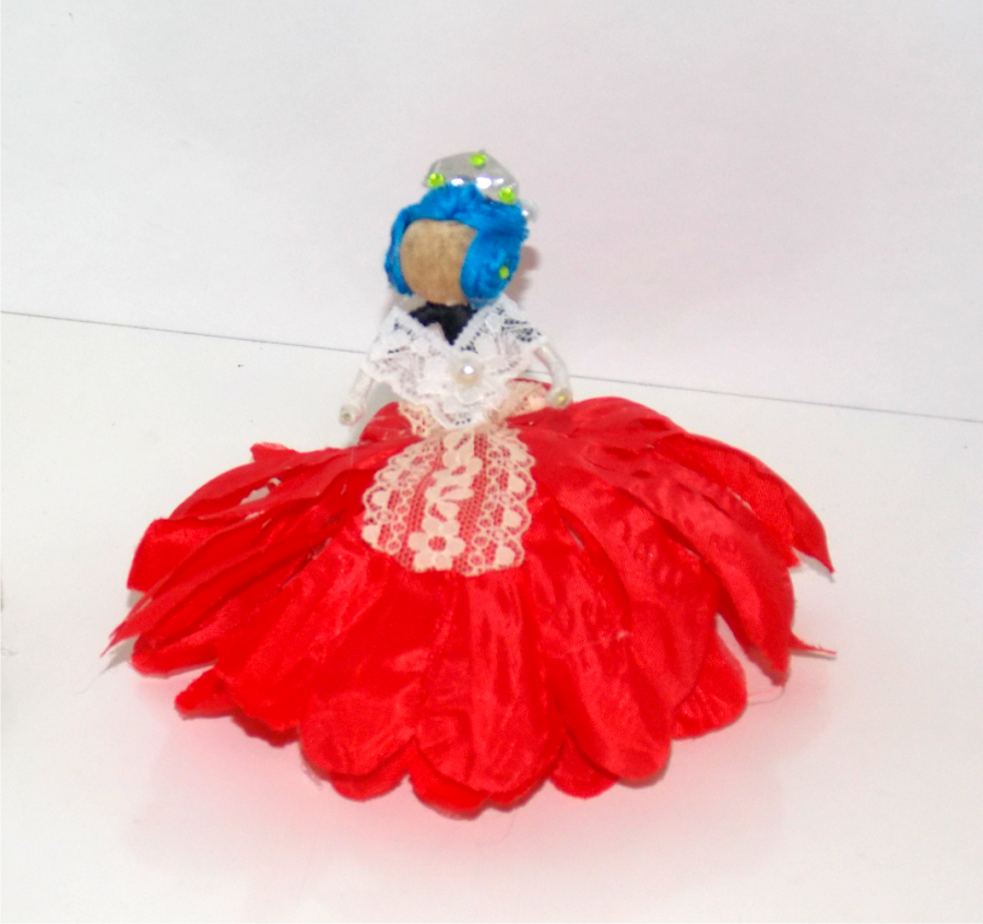 Muñeca fallera hecha con flores