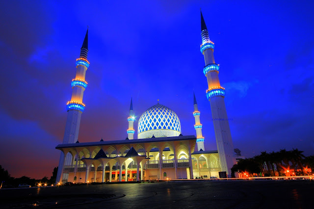 Solat di Masjid Biru Masjid Biru dekat dengan Hotel Concorde