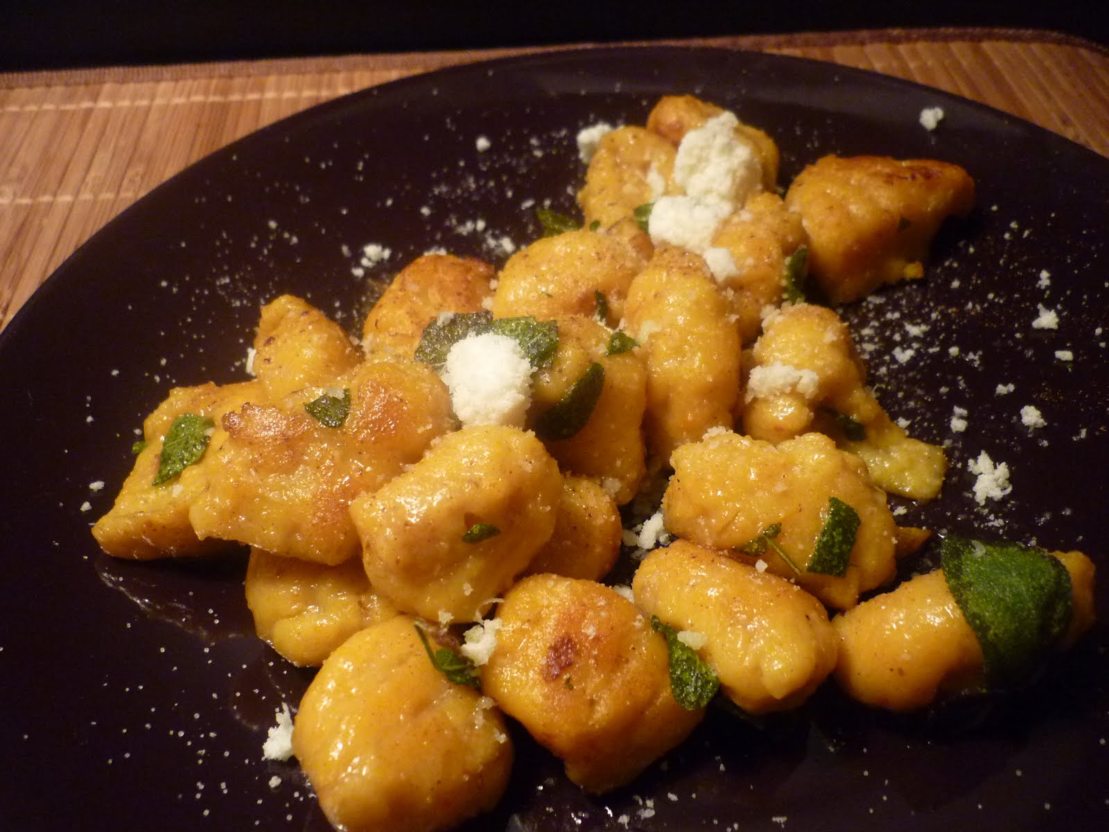estrellacanela: Kartoffel-Kürbis-Gnocchi in Honig-Salbei-Sauce mit Zimt