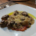 Risoto de cogumelos e costela de boi desfiada sobre cama de purê de tomates