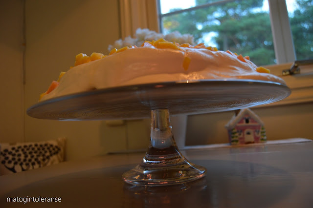 Mandelkake som er glutenfri og lavkarbo på stettefat