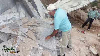 Bizzarri fazendo o que gosta, garimpando pedra na pedreira. Na foto procurando pedra, tipo pedra lajão, tipo casca de pedra, que sai nas pedreiras, sendo pedra de granito, cor rosa, sendo pedra para escada, caminho de pedra no jardim, pedras para muro, pedra para cascata, pedra para pisadeira no jardim.