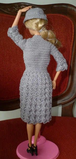 casaco sobretudo de crochê para boneca Barbie - costas