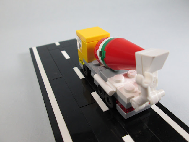 MOC LEGO Camião de transporte de cimento em micro escala