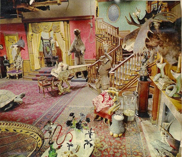 color sala de estar de la Familia Addams
