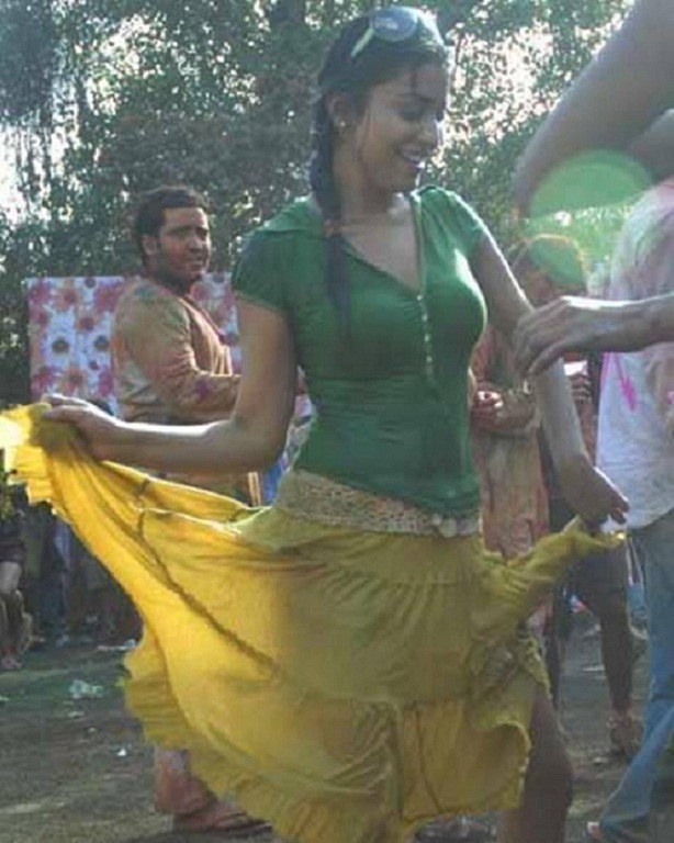 Whatsapp Numbers Of Indian Girls Bollywood Girls Playing Holi 2015
