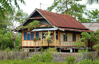 Rumah panggung Sulawesi Selatan (foto getyourguide.com)
