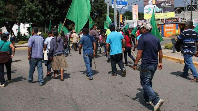 Campesinos bloquean Sedesol y Sedatu en Oaxaca