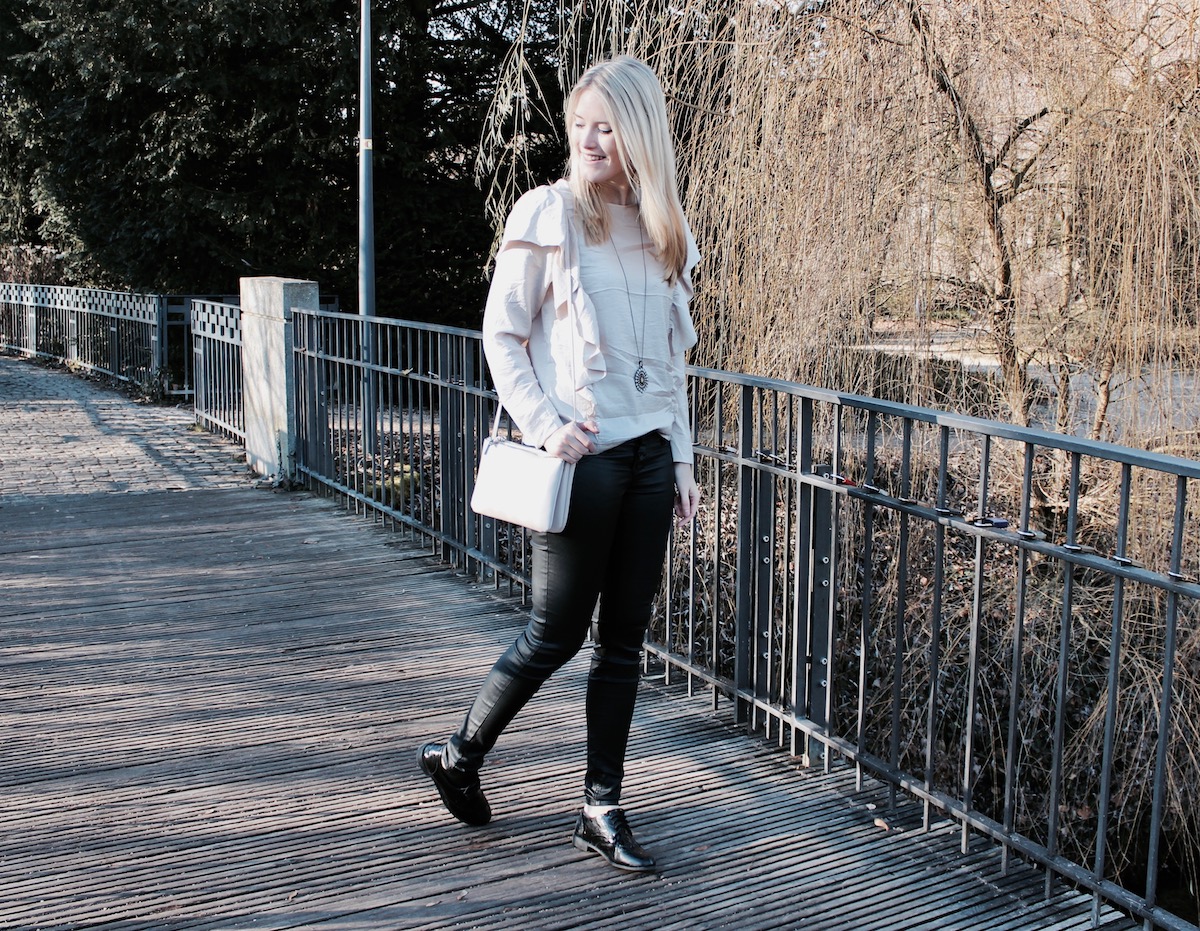 Fashion Outfit Blog Stuttgart Volants Lederhose Blücherschuhe www.theblondelion.com Fashion Outfit Blog Stuttgart Volants Lederhose Blücherschuhe www.theblondelion.com