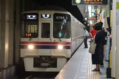 新宿線九段下駅に到着する9000系