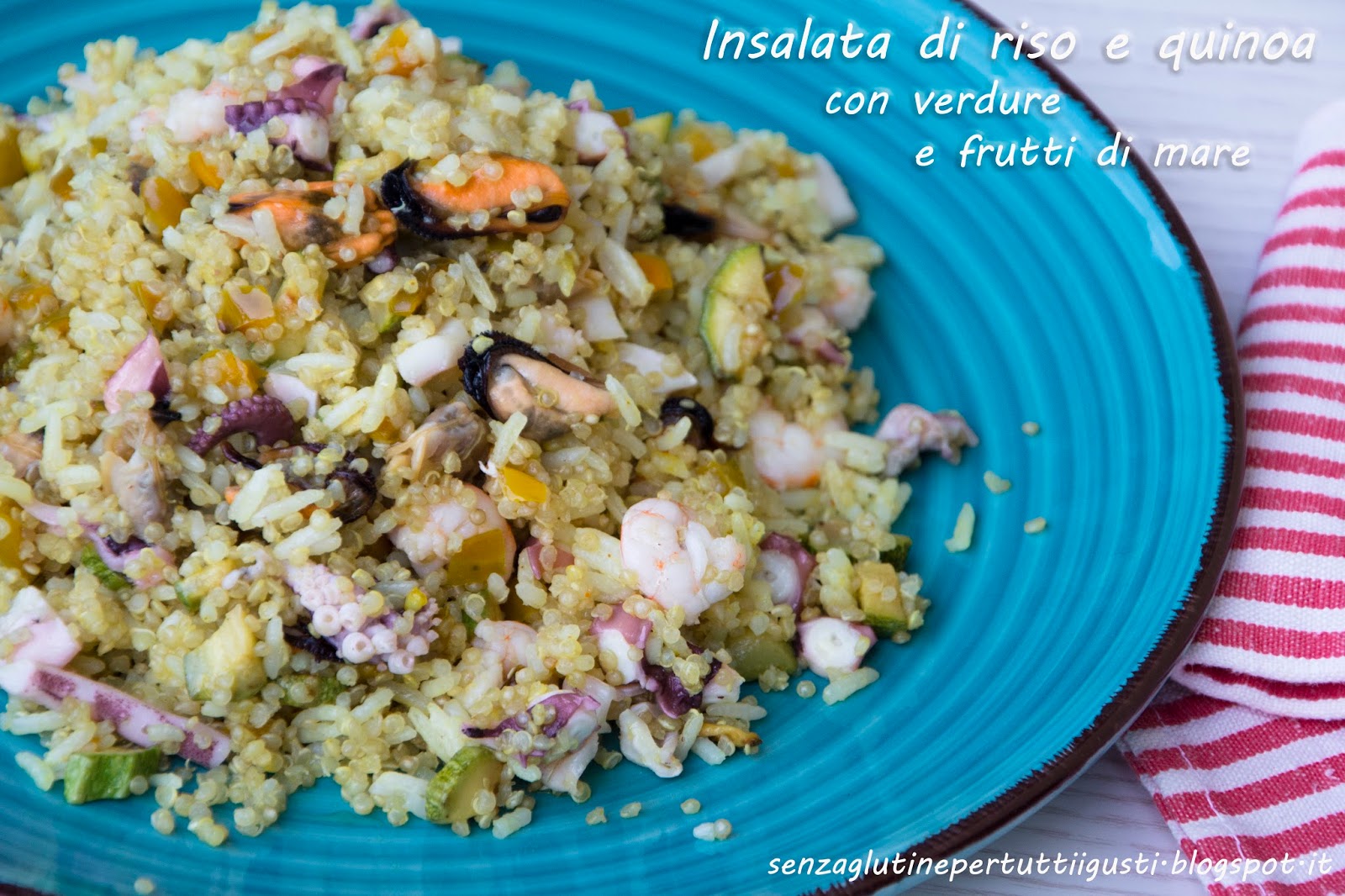 Insalata di riso e quinoa con verdure e frutti di mare senza glutine