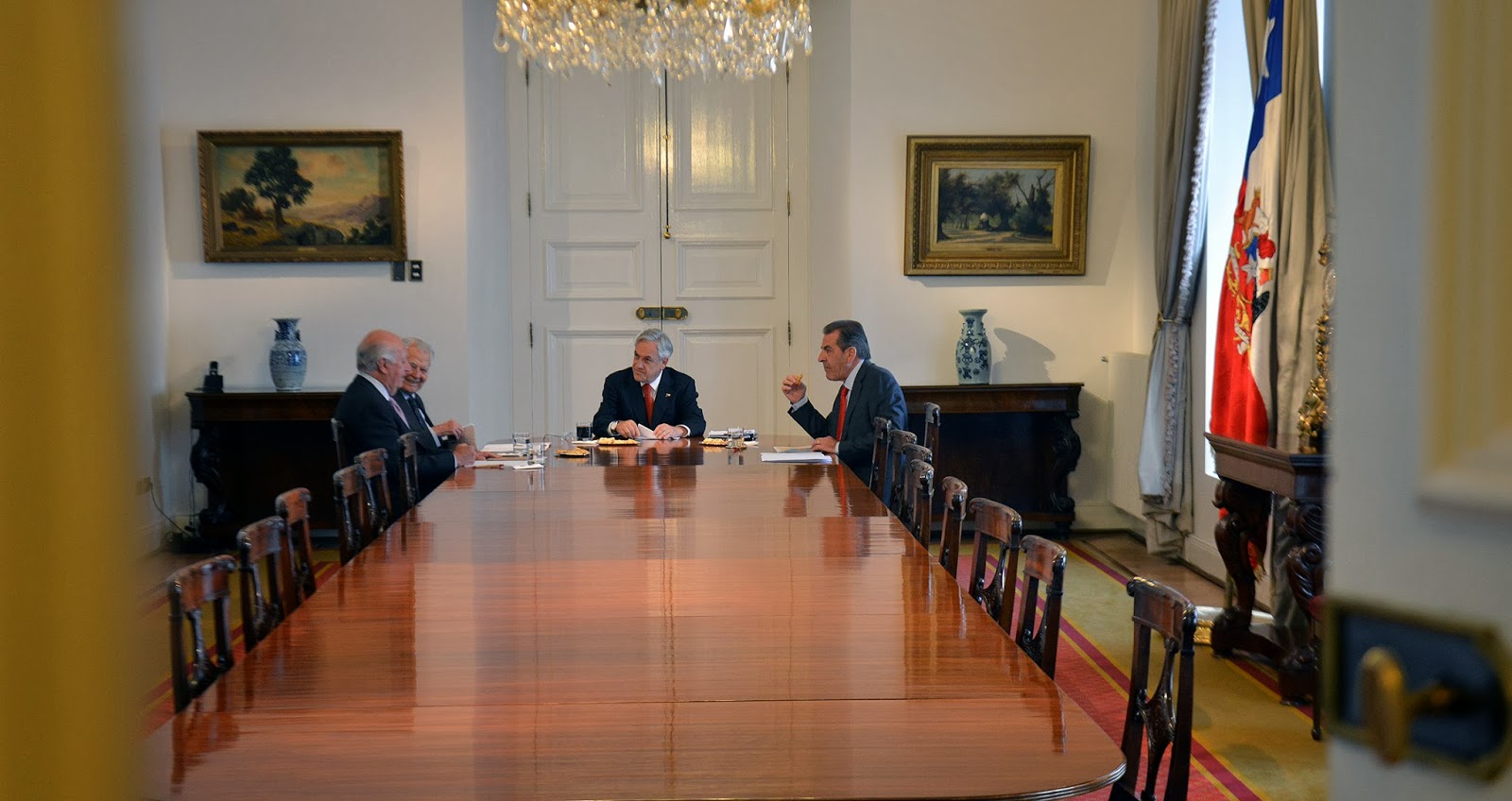 LE 10 JANVIER 2014, LE PRÉSIDENT ACTUEL DU CHILI A RÉUNI SES PRÉDÉCESSEURS AFIN D'AVOIR UN AVIS COMMUN, AU SUJET DE LA DÉCISION DE LA HAYE. IL S'EST RÉUNI ÉGALEMENT EN TÊTE-À-TÊTE AVEC LA PRÉSIDENTE ÉLUE, QUI PRÊTERA SERMENT LE 11 MARS 2014. PHOTO JOSÉ MANUEL DE LA MAZA