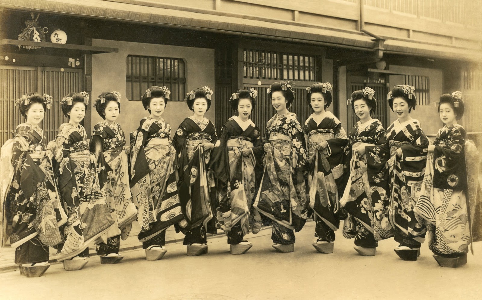 Ретро японских мам. Кимоно в 1930. Ученица гейши. Гейши 1930 годов. Японки в чёрном кимоно 1930-е годы.