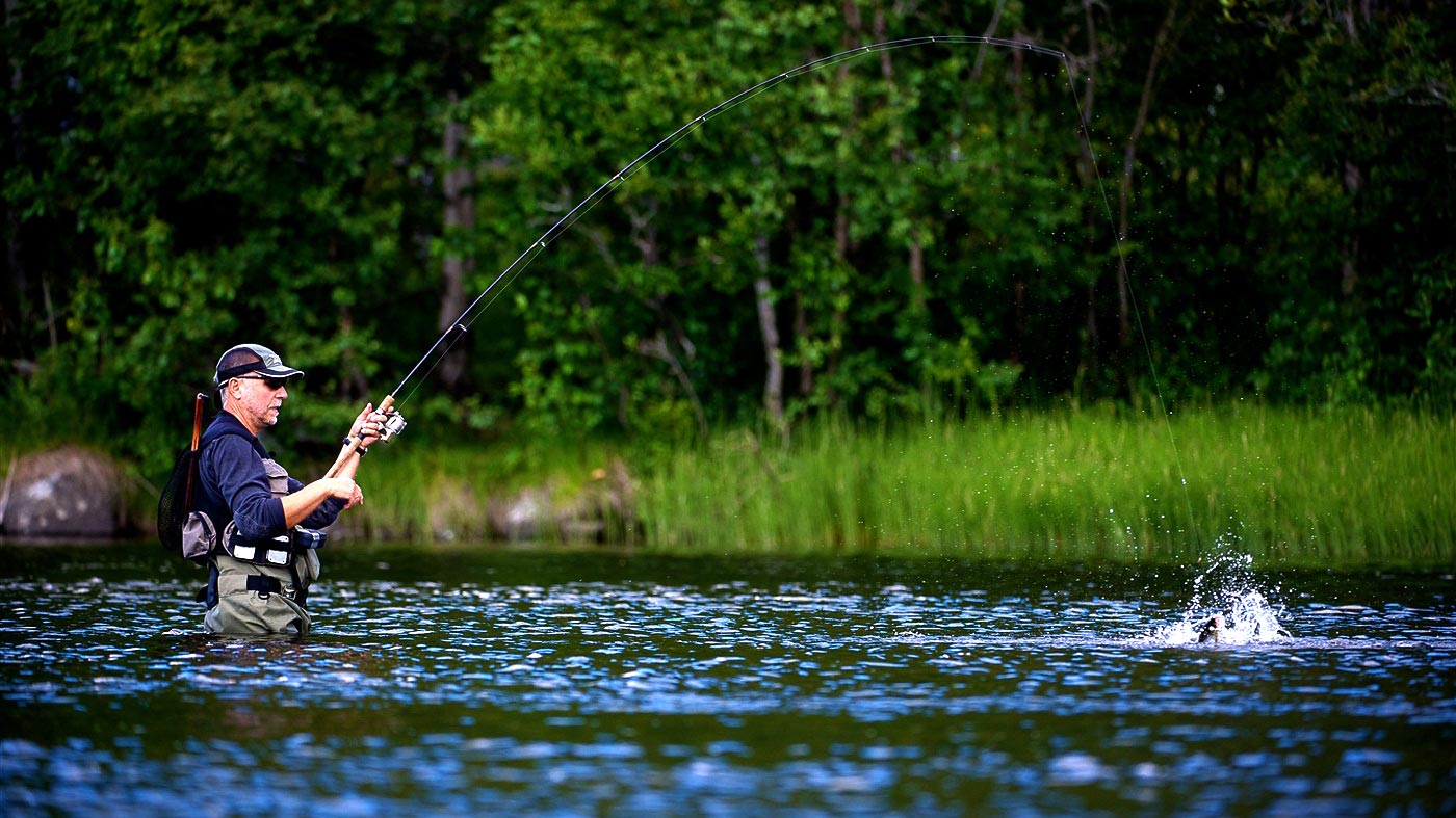 рыбалка. рыбак с удочкой. рыбак со спиннингом. рыбалка на озере. рыбак с удочкой.
