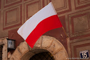 flaga na ulicy Świętojańskiej (flaga polski ul)