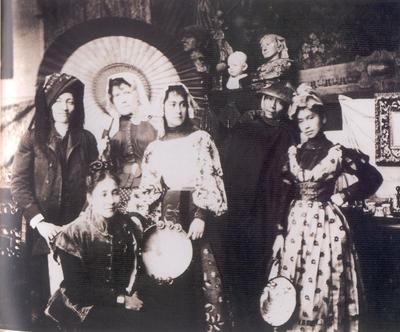 Jose Rizal (wearing a turban), Paz Pardo de Tavera (wife of Antonio Luna), Mother of Nellie (seated), Nellie Boustead (middle), Felix Resurrecion Hidalgo, Sister of Nellie.
