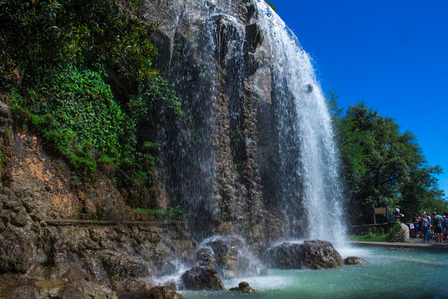 Parc de la Colline du Château Waterfall