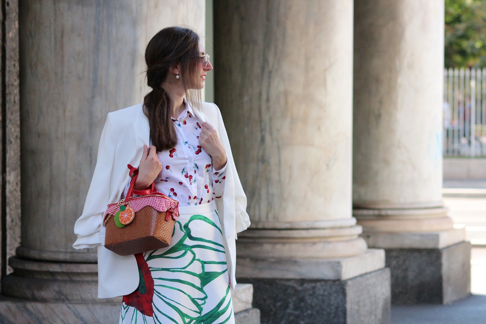 fashion style blogger outfit ootd italian girl italy trend vogue glamour milano fashion week mfw flower skirt accessorize pic nic bag zara blazer red heels hm