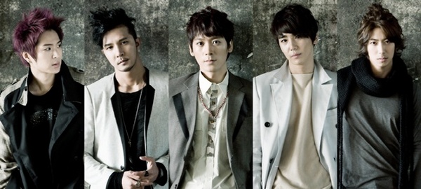 5tion Boyband 5tion kecelakaan mobil saat menuju lokasi konser di Osaka-Jepang.