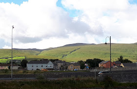 Irlanti, kylänäkymä, Tralee, Kerry, vihreät vuoret