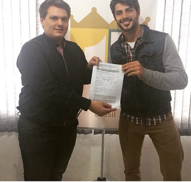 Thiago Michelasi mostra contrato do Mister Brasil assinado por Renan Oliveira. Foto: Divulgação