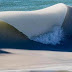 Ces images de vagues complètement gelées sont carrément surréalistes!