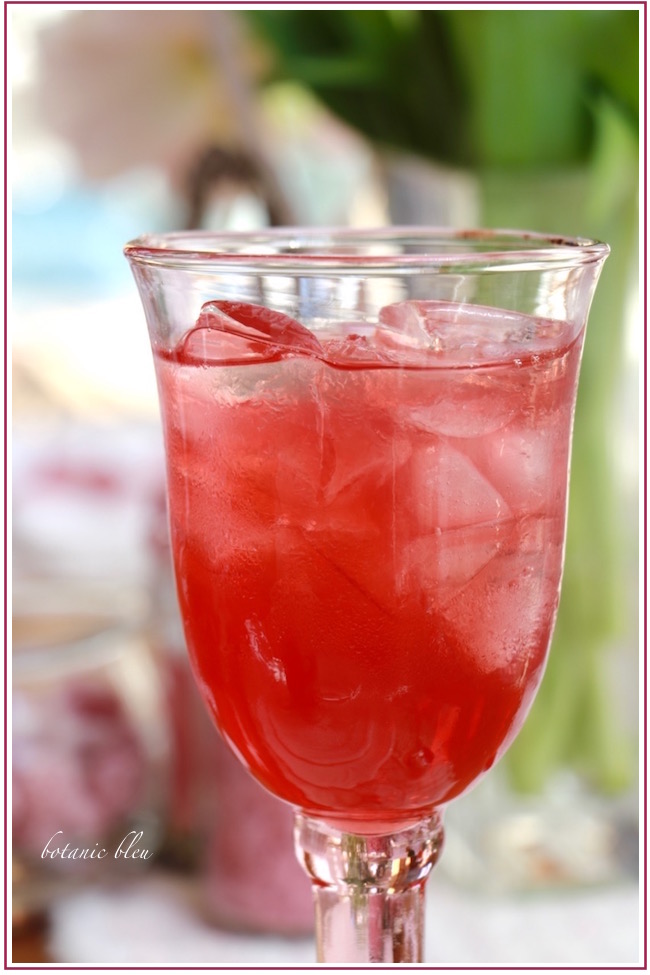 cran-raspberry-fruit-drink-in-pink-glass