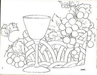 cesta com uvas e calices