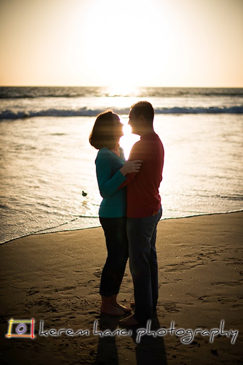 Engagement Session at the beach. Contre-jour.