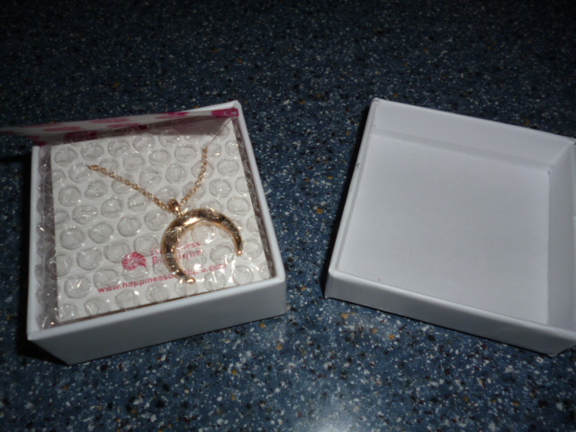 Moni S Blog Happiness Boutique Damen Halbmond Kette Mit Anhanger Im Test